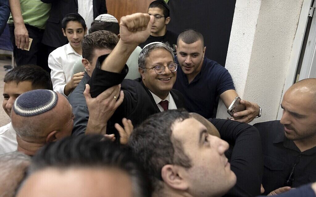 Le député d’extrême droite et chef du parti Otzma Yehudit, Itamar Ben Gvir, lors d’un meeting de campagne à Ashkelon, dans le sud d’Israel, le 25 octobre 2022, avant les élections générales du 1er novembre. (Crédit : Menahem Kahana/AFP) Le député d’extrême droite et chef du parti Otzma Yehudit, Itamar Ben Gvir, lors d’un meeting de campagne à Ashkelon, dans le sud d’Israel, le 25 octobre 2022, avant les élections générales du 1er novembre. (Crédit : Menahem Kahana/AFP)