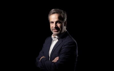 Michel Moawad, député libanais et candidat à l'élection présidentielle, pose lors d'une séance de photos en studio dans son bureau à Baabda, à l'est de Beyrouth, la capitale du Liban, le 26 octobre 2022. (Crédit : Joseph EID / AFP)