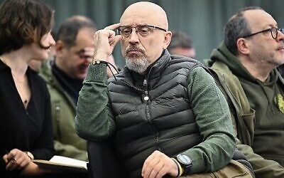 Le ministre ukrainien de la Défense, Oleksii Reznikov, assistant à une conférence de presse, dans le contexte de l'invasion russe de l'Ukraine, à Kiev, le 26 octobre 2022. (Crédit : Genya Savilov/AFP)
