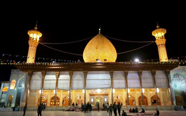 Les forces de sécurité iraniennes se déploient après une attaque armée au sanctuaire de Shah Cheragh dans la ville de Shiraz, le 26 octobre 2022. (Crédit : ISNA NEWS AGENCY / AFP) Les forces de sécurité iraniennes se déploient après une attaque armée au sanctuaire de Shah Cheragh dans la ville de Shiraz, le 26 octobre 2022. (Crédit : ISNA NEWS AGENCY / AFP)