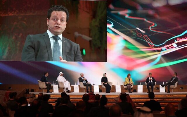 Samer Haj-Yehia (sur l'écran), président de la banque israélienne Leumi, assiste à un panel lors du troisième jour de la conférence annuelle Future Investment Initiative (FII) à Riyad, capitale de l'Arabie saoudite, le 27 octobre 2022. (Crédit : Fayez Nureldine / AFP)
