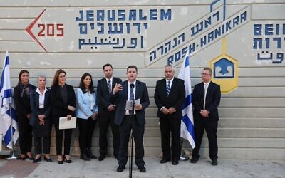 Le directeur général du ministère de l'Énergie, Lior Schillat, prononce une déclaration au poste frontière de Rosh HaNikra, dans le nord d'Israël, connu sous le nom de Ras al-Naqura au Liban, après la signature d'un accord sur la frontière maritime entre les deux pays, le 27 octobre 2022. (Crédit : Jack Guez/AFP)