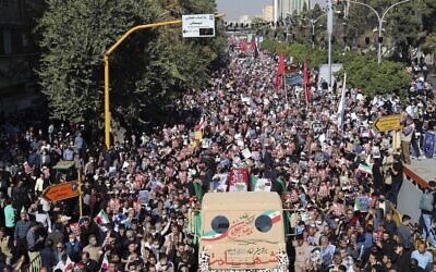 Des personnes en deuil participent aux funérailles des victimes d'une fusillade de masse dans un sanctuaire clé plus tôt dans la semaine qui a tué plus d'une douzaine de fidèles, dans la ville de Chiraz, dans le sud de l'Iran, le 29 octobre 2022. Le groupe extrémiste musulman sunnite État islamique a revendiqué l'attaque du 26 octobre contre le sanctuaire chiite de Shah Cherah dans la ville méridionale de Chiraz. (Crédit : MOHAMMADREZA DEHDARI / Isna news agency / AFP)