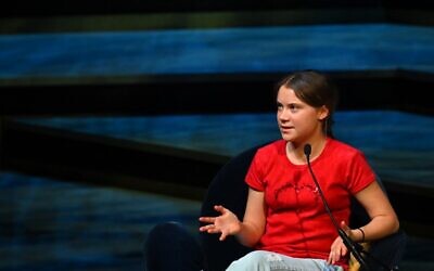 La militante climatique suédoise Greta Thunberg parle sur scène lors du lancement de son dernier livre "The Climate Book" au Royal Festival Hall du Southbank Centre dans le centre de Londres le 30 octobre 2022. (Crédit :  JUSTIN TALLIS / AFP)
