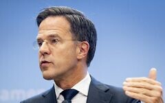Le Premier ministre néerlandais Mark Rutte pendant une conférence de presse sur la COVID à La Haye, aux Pays-Bas, le 12 novembre 2021. (Crédit : Sem van der Wal / ANP / AFP) /