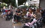 Des gens dans le centre de la ville côtière méditerranéenne d’Israël, Tel Aviv, le 1er décembre 2021. (Crédit : Menahem Kahana/AFP)