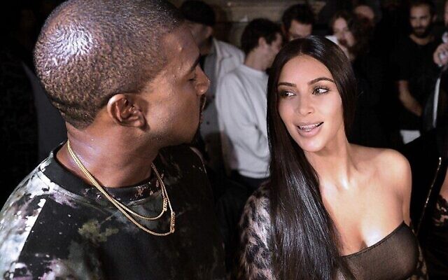 Ye, officiellement connu sous le nom de Kanye West, et Kim Kardashian assistant au défilé de la collection de prêt-à-porter printemps-été 2017 de Off-white, à Paris, le 29 septembre 2016. (Crédit : AFP/Alain Jocard) Ye, officiellement connu sous le nom de Kanye West, et Kim Kardashian assistant au défilé de la collection de prêt-à-porter printemps-été 2017 de Off-white, à Paris, le 29 septembre 2016. (Crédit : AFP/Alain Jocard)