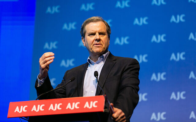 David Harris, PDG de l'American Jewish Committee, s'exprimant lors du Forum mondial de l'AJC à Jérusalem, le 23 juin 2018. (Crédit : American Jewish Committee/JTA)