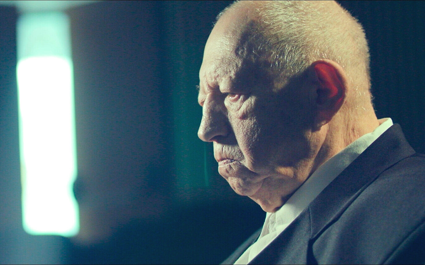 Leonid Berenshtein parle au réalisateur  Roman Shumunov dans son film éponyme. (Crédit : Autorisation)