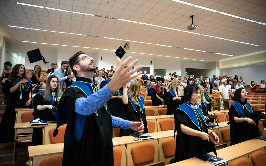 Des étudiants et des professeurs lors d'une cérémonie de remise des diplômes à l'université Milton Friedman de Budapest, le 21 juillet 2021. (Autorisation : Université Milton Friedman/ via JTA)