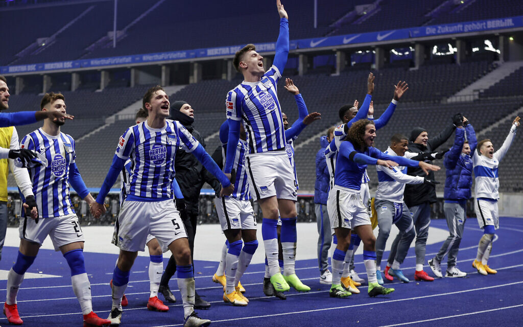 Les joueurs du Hertha saluent des fans imaginaires dans les tribunes vides après le match de football de Bundesliga allemand entre le Hertha Berlin et Union Berlin au stade olympique de Berlin, vendredi 4 décembre 2020. (Crédit : Odd Andersen/AP) Les joueurs du Hertha saluent des fans imaginaires dans les tribunes vides après le match de football de Bundesliga allemand entre le Hertha Berlin et Union Berlin au stade olympique de Berlin, vendredi 4 décembre 2020. (Crédit : Odd Andersen/AP)