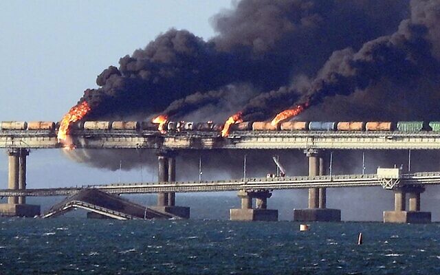 Une fumée noire s'échappe d'un incendie sur le pont de Kerch qui relie la Crimée à la Russie, après l'explosion d'un camion, près de Kerch, le 8 octobre 2022. (Crédit : AFP) Une fumée noire s'échappe d'un incendie sur le pont de Kerch qui relie la Crimée à la Russie, après l'explosion d'un camion, près de Kerch, le 8 octobre 2022. (Crédit : AFP)