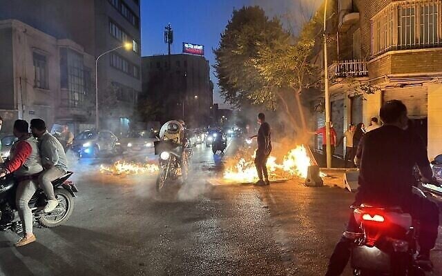 Une photo obtenue par l'AFP hors d'Iran, montrerait des objets incendiés dans la capitale Téhéran, le 8 octobre 2022. (Crédit : AFP) Une photo obtenue par l'AFP hors d'Iran, montrerait des objets incendiés dans la capitale Téhéran, le 8 octobre 2022. (Crédit : AFP)
