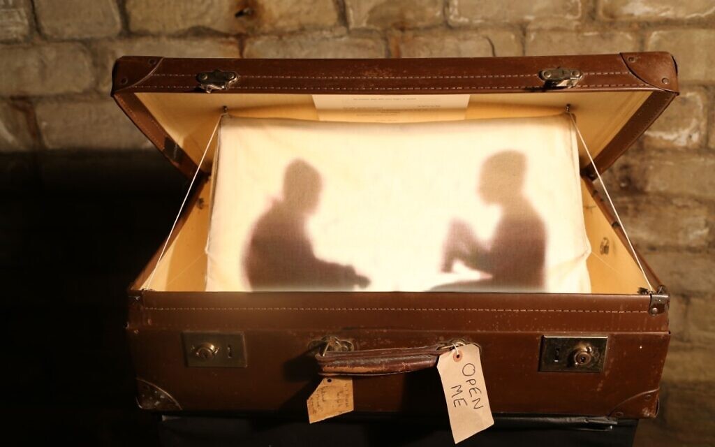 L'exposition immersive "Out of Darkness" de l'artiste Jenny Kagan à Kaunas, en Lituanie, en juillet 2022. (Crédit : Grazvydas Jovaisa)