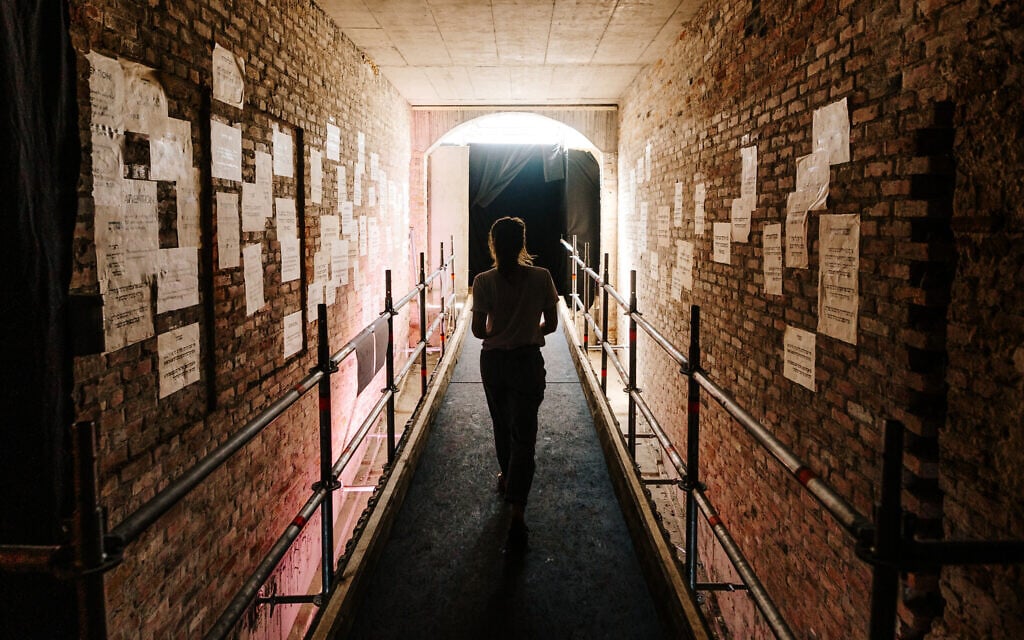 L'artiste Jenny Kagan dans son exposition "Out of Darkness" à Kaunas, en Lituanie, en juillet 2022. (Crédit : Grazvydas Jovaisa)