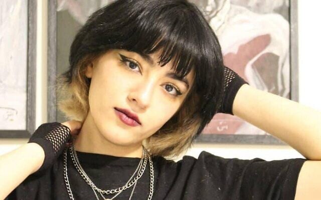Nika Shakarami. (Crédit : Wikipedia ; Original publication : Unknown/Immediate source : https://www.shethepeople.tv/news/teenager-killed-in-iran-protests) Nika Shakarami. (Crédit : Wikipedia ; Original publication : Unknown/Immediate source : https://www.shethepeople.tv/news/teenager-killed-in-iran-protests)