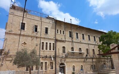Le bâtiment Katsin Ha'ir à Jérusalem, actuellement utilisé comme refuge pour sans-abri, septembre 2022. (Crédit : Yisrael Cohen)