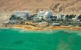 Vue aérienne de Ein Bokek, sur les rives de la mer Morte, en 2021. (Crédit : Moshe Shaï/Flash90)