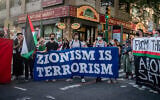 Illustration : Des militants anti-Israël et pro-palestiniens, à New York, le 15 mai 2021. (Crédit : Luke Tress/Times of Israel)