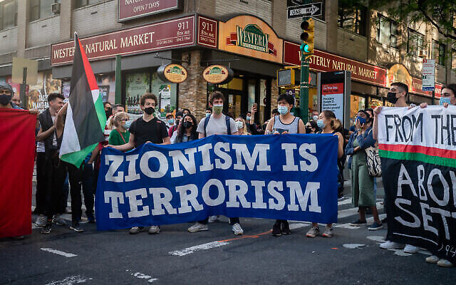 Illustration : Des militants anti-Israël et pro-palestiniens, à New York, le 15 mai 2021. (Crédit : Luke Tress/Times of Israel) Illustration : Des militants anti-Israël et pro-palestiniens, à New York, le 15 mai 2021. (Crédit : Luke Tress/Times of Israel)