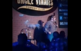 Une canette de bière lancée sur l'humoriste juive Ariel Elias alors qu'elle donne un concert à Uncle Vinnies, à Point Pleasant Beach, dans le New Jersey, le 9 octobre 2022. (Crédit : YouTube)