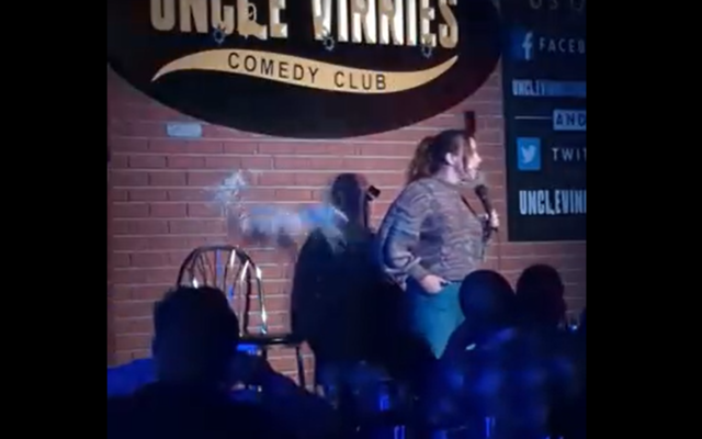 Le moment où la canette de bière est lancée sur l’humoriste juive Ariel Elias, en spectacle chez Uncle Vinnies, à Point Pleasant Beach, dans le New Jersey, le 9 octobre 2022. (Capture d’écran YouTube; utilisé conformément à l’article 27a de la Loi sur le droit d’auteur) Le moment où la canette de bière est lancée sur l’humoriste juive Ariel Elias, en spectacle chez Uncle Vinnies, à Point Pleasant Beach, dans le New Jersey, le 9 octobre 2022. (Capture d’écran YouTube; utilisé conformément à l’article 27a de la Loi sur le droit d’auteur)