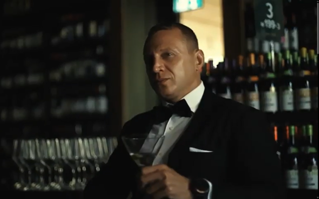 Le ministre du Tourisme Yoel Razvozov incarne James Bond dans une vidéo touristique. (Crédit : Youtube capture d’écran, utilisé conformément à l’article 27a de la Loi sur les droits d’auteur) Le ministre du Tourisme Yoel Razvozov incarne James Bond dans une vidéo touristique. (Crédit : Youtube capture d’écran, utilisé conformément à l’article 27a de la Loi sur les droits d’auteur)