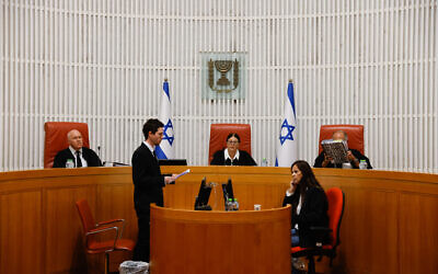 Photo d'illustration : Une audience de la Haute Cour de justice sur une pétition demandant que l'accord sur la frontière maritime avec le Liban soit soumis au vote de la Knesset, à la Cour suprême à Jérusalem, le 20 octobre 2022. (Crédit : Olivier Fitoussi/Flash90)