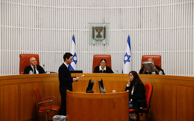 Photo d'illustration : Une audience de la Haute Cour de justice sur une pétition demandant que l'accord sur la frontière maritime avec le Liban soit soumis au vote de la Knesset, à la Cour suprême à Jérusalem, le 20 octobre 2022. (Crédit : Olivier Fitoussi/Flash90) Photo d'illustration : Une audience de la Haute Cour de justice sur une pétition demandant que l'accord sur la frontière maritime avec le Liban soit soumis au vote de la Knesset, à la Cour suprême à Jérusalem, le 20 octobre 2022. (Crédit : Olivier Fitoussi/Flash90)