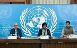 De gauche à droite : Chris Sidoti, Navi Pillay (au centre), présidente de la Commission internationale indépendante d'enquête des Nations Unies sur les Territoires palestiniens et Miloon Kothari informant les journalistes du premier rapport de la Commission, le 14 juin 2022. (Crédit : Jean Marc Ferré/ONU)