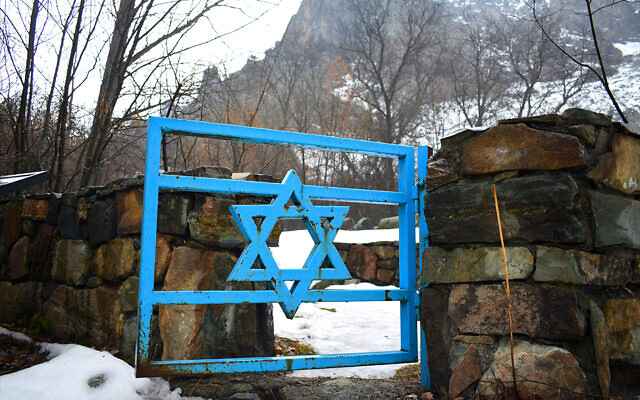 Une étoile de David marque l'entrée de l'ancien cimetière juif de Yeghegis, en Arménie, qui contient des pierres tombales datant des 13e et 14e siècles. (Crédit : Larry Luxner)