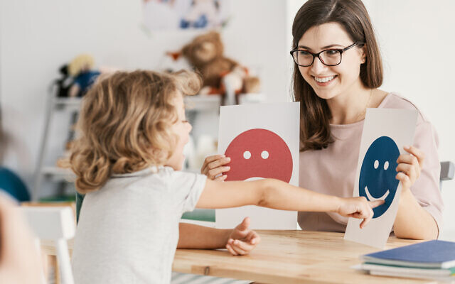 Emoticônes d'émotions utilisées par un psychologue lors d'une séance de thérapie avec un enfant autiste. (Crédit : iStock) Emoticônes d'émotions utilisées par un psychologue lors d'une séance de thérapie avec un enfant autiste. (Crédit : iStock)