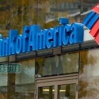 Illustration : Le logo de Bank of America, sur une succursale de Boston, le 14 octobre 2022. (Crédit : Michael Dwyer/AP)