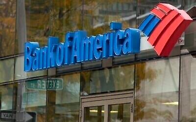 Illustration: Le logo de Bank of America, sur une succursale de Boston, le 14 octobre 2022. (Crédit : Michael Dwyer/AP)