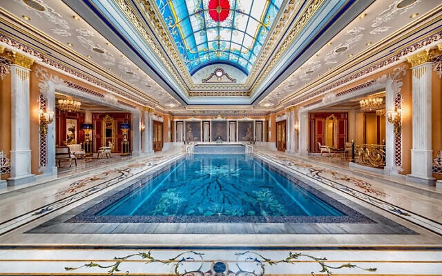 Piscine intérieure du manoir de Valery Kogan à Césarée (Crédit : Sotheby International Realty)