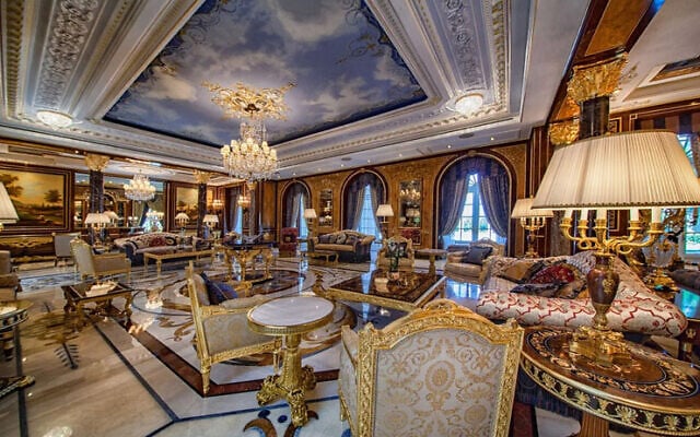 Salon dans le manoir de Valérie Kogan à Césarée (Crédit : Sotheby International Realty)