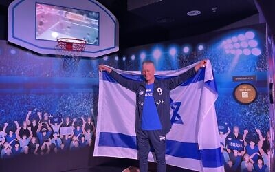 L'ancien basketteur israélien d'origine américaine Tal Brody, sculpté en cire et en fibre de verre au premier musée de cire d'Israël, ouvert en octobre 2022 (Crédit : Jessica Steinberg/Times of Israel)