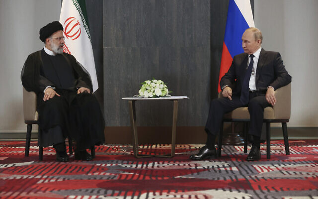 Le président russe Vladimir Poutine rencontre le président iranien Ebrahim Raissi en marge du sommet de l'Organisation de coopération de Shanghai (OCS) à Samarkand, en Ouzbékistan, le 15 septembre 2022. (Crédit : Alexandr Demyanchuk/Sputnik/Kremlin/via AP) Le président russe Vladimir Poutine rencontre le président iranien Ebrahim Raissi en marge du sommet de l'Organisation de coopération de Shanghai (OCS) à Samarkand, en Ouzbékistan, le 15 septembre 2022. (Crédit : Alexandr Demyanchuk/Sputnik/Kremlin/via AP)