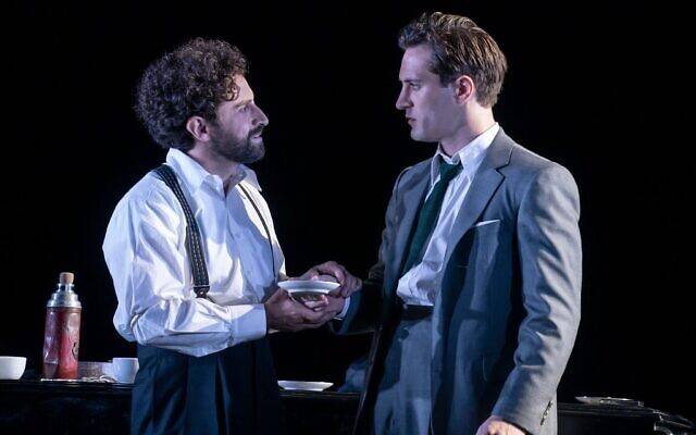 Brandon Uranowitz, à gauche, dans le rôle de Nathan, et Arty Froushan dans le rôle de Leo. Ce dernier personnage est la doublure de Stoppard. (Crédit : Joan Marcus via JTA)