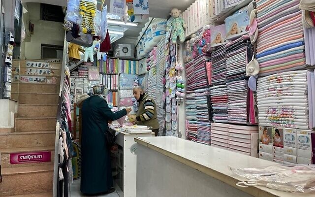 Un marchand parle avec un client dans une boutique du Bazar d'Antioche. (Crédit : David I. Klein/ JTA)