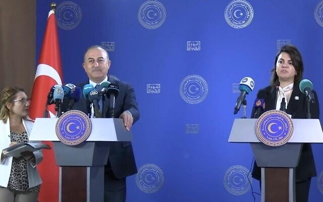 La ministre libyenne des Affaires étrangères Najla al-Mangoush et le ministre turc des Affaires étrangères Mevlut Cavusoglu lors d'une conférence de presse à Tripoli, le 3 octobre 2022. (Crédit : Hosam Ahmad/AFPTV/AFP) La ministre libyenne des Affaires étrangères Najla al-Mangoush et le ministre turc des Affaires étrangères Mevlut Cavusoglu lors d'une conférence de presse à Tripoli, le 3 octobre 2022. (Crédit : Hosam Ahmad/AFPTV/AFP)