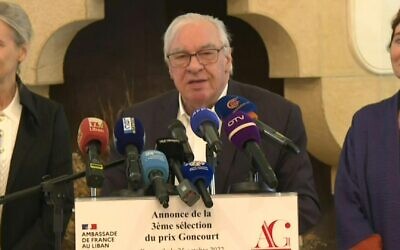 Le président de l'Académie Goncourt, Didier Decoin, annonce les finalistes du prix Goncourt, à Beyrouth, le 25 octobre 2022. (Crédit : AFPTV)