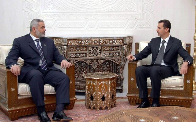 Le président syrien Bashar el-Assad, à droite, rencontrant Ismail Haniyeh du groupe terroriste palestinien du Hamas, à Damas, en Syrie, le 4 décembre 2006. (Crédit : AP/Sana/Dossier) Le président syrien Bashar el-Assad, à droite, rencontrant Ismail Haniyeh du groupe terroriste palestinien du Hamas, à Damas, en Syrie, le 4 décembre 2006. (Crédit : AP/Sana/Dossier)
