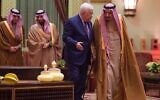 Le roi saoudien Salmane, à droite, recevant le dirigeant de l'Autorité palestinienne Mahmoud Abbas après son arrivée à Riyad, en Arabie saoudite, le 20 décembre 2017. (Crédit : al-Ekhbariya via AP/Dossier)