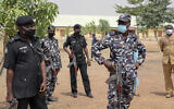 Illustration : Les forces de sécurité nigérianes dans la ville de Jangebe, dans l'État de Zamfara, au nord du Nigeria, le 28 février 2021. (Crédit : Ibrahim Mansur/AP)
