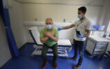 Illustration : Le patient Gary Miller dans une clinique spécialisée dans la COVID longue durée, à Londres. (Crédit : AP Photo/Kirsty Wigglesworth)