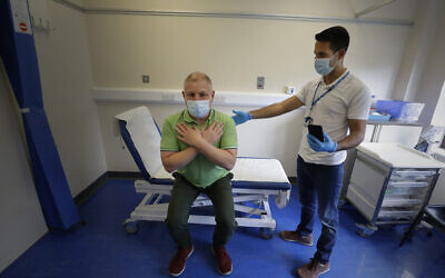 Illustration : Le patient Gary Miller dans une clinique spécialisée dans la COVID longue durée, à Londres. (Crédit : AP Photo/Kirsty Wigglesworth)