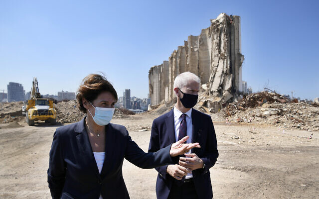 Le ministre français du Commerce extérieur, Franck Riester, à droite, et l'ambassadrice de France au Liban, Anne Grillo, visitent le port de Beyrouth, dévasté par une explosion meurtrière en août dernier, à Beyrouth, au Liban, mardi 13 juillet 2021. (Crédit : AP Photo/Hassan Ammar) Le ministre français du Commerce extérieur, Franck Riester, à droite, et l'ambassadrice de France au Liban, Anne Grillo, visitent le port de Beyrouth, dévasté par une explosion meurtrière en août dernier, à Beyrouth, au Liban, mardi 13 juillet 2021. (Crédit : AP Photo/Hassan Ammar)