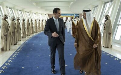 Le président syrien Bashar el-Assad, à gauche, s'entretenant avec Mansour ben Zayed Al Nahyan, vice-Premier ministre et ministre des Affaires présidentielles des Émirats arabes unis, à Dubaï, aux Émirats arabes unis, le 18 mars 2022. (Crédit : La présidence syrienne via AP)