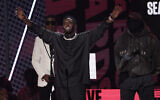 Sean "Diddy" Combs acceptant le prix pour l'ensemble de sa carrière lors des BET Awards ; Babyface et Kanye West à l'arrière gauche, au Microsoft Theater, à Los Angeles, le 26 juin 2022. (AP Photo/Chris Pizzello)
